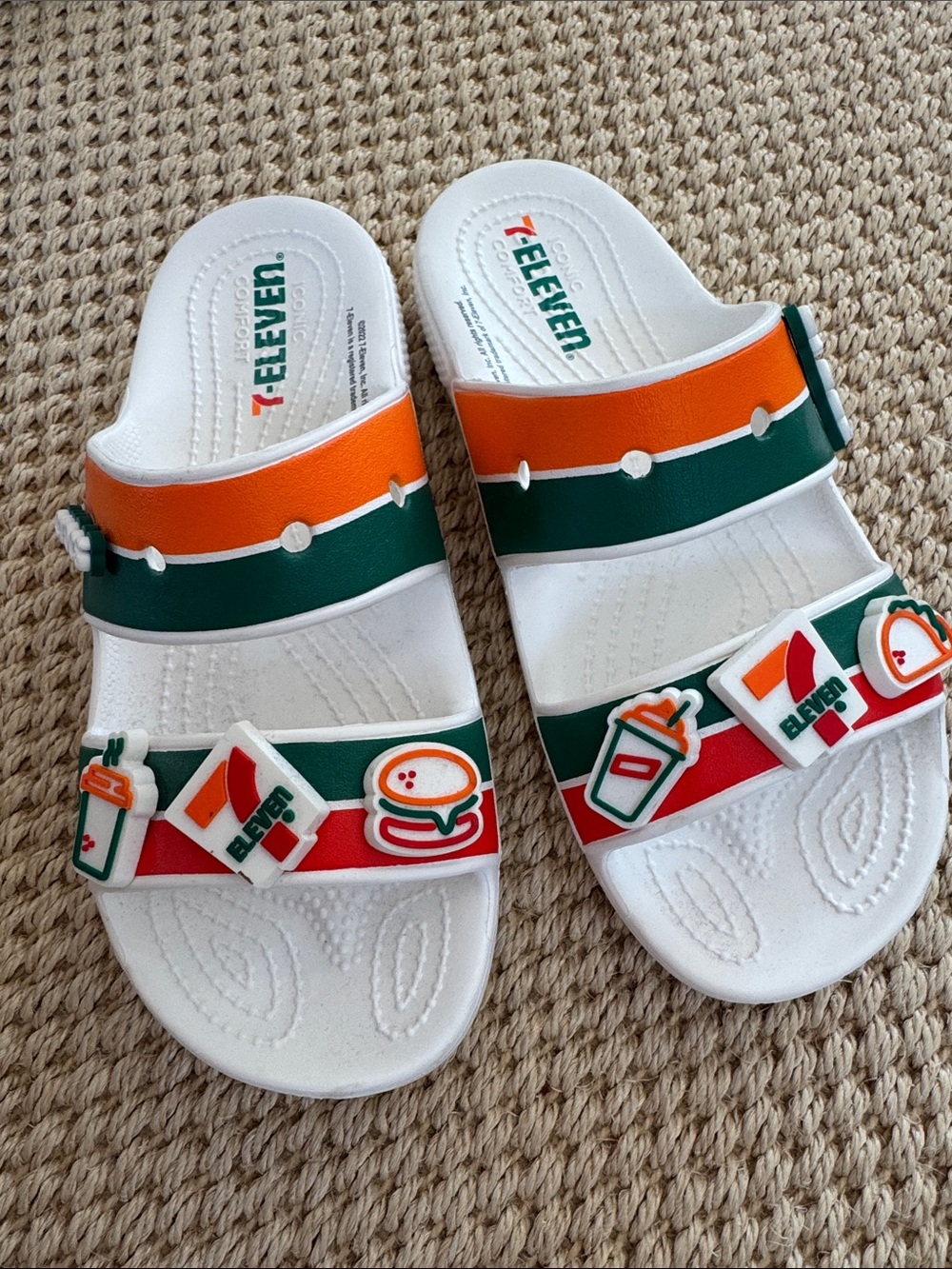 7/11 Crocs Slides Women 8/Men 6 HTF limited edition collab croc white green red